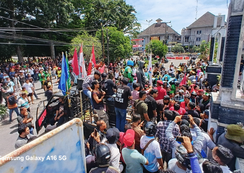 Foto: Masa Aksi di Depan  Kantor DPRD Kota Pematang Siantar, Sumatera Utara