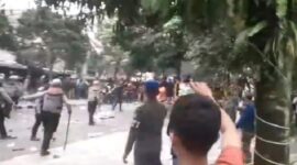 Teks Photo : Situasi Saat Kericuhan Antara Peserta Aksi Dengan Aparat
