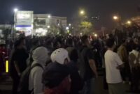 Teks Photo: Masa Aksi Berkumpul Di Tugu Adipura Kota Sukabumi