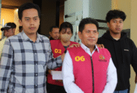 Foto: Hamka Abdul Kadir dan Fransiscka Subang Saat Digiring Petugas