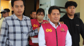Foto: Hamka Abdul Kadir dan Fransiscka Subang Saat Digiring Petugas