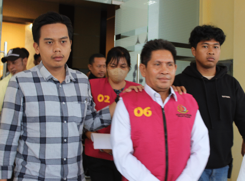 Foto: Hamka Abdul Kadir dan Fransiscka Subang Saat Digiring Petugas