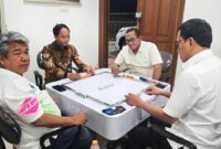 Foto: Menhut, Raja Juli Antoni dan Menteri Pekerja Migran, Abdul Kadir Karding bermain domino bersama pelaku pembalakan liar, Azis Welang di Posko Kerukunan Keluarga Sulawesi Selatan (KKSS)