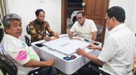 Foto: Menhut, Raja Juli Antoni dan Menteri Pekerja Migran, Abdul Kadir Karding bermain domino bersama pelaku pembalakan liar, Azis Welang di Posko Kerukunan Keluarga Sulawesi Selatan (KKSS)