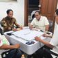 Foto: Menhut, Raja Juli Antoni dan Menteri Pekerja Migran, Abdul Kadir Karding bermain domino bersama pelaku pembalakan liar, Azis Welang di Posko Kerukunan Keluarga Sulawesi Selatan (KKSS)