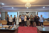 Teks Photo : AMKS Mendatangi DPRD Kota Sukabumi