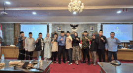 Teks Photo : AMKS Mendatangi DPRD Kota Sukabumi