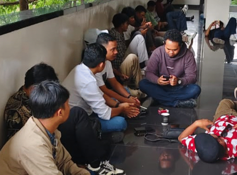 Aktivis Maluku Utara Utara Kepung Sidang PT. WKM vs PT. Position.