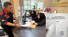 Photo: Ketua DPC LSM PENJARA, JM. Hendro Saat Menyerahkan Laporan ke Kejaksaan Negeri Kabupaten Bekasi