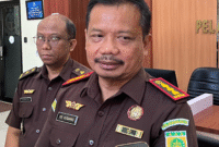 Caption: Kajari Kota Sukabumi, Ade Hermawan Saat Diwawancarai Media