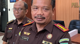 Caption: Kajari Kota Sukabumi, Ade Hermawan Saat Diwawancarai Media