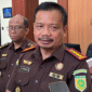 Caption: Kajari Kota Sukabumi, Ade Hermawan Saat Diwawancarai Media
