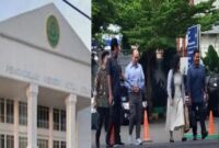 Caption: Tersangka Junardi (ketiga dari kiri) bebas keluar masuk kantor Kejari Kota Bekasi tanpa pengawalan petugas Kejaksaan, Jumat 22 Agustus 2025. 
