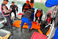 Photo: Tim SAR Berhasil Temukan 2 Wisatawan Tenggelam di Danau Toba