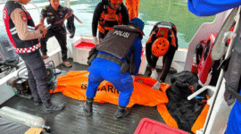 Photo: Tim SAR Berhasil Temukan 2 Wisatawan Tenggelam di Danau Toba
