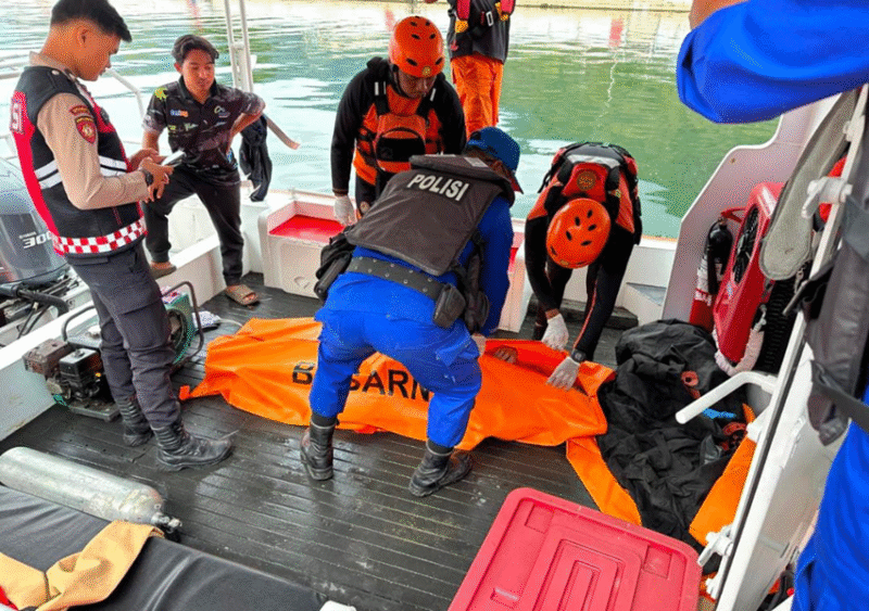 Photo: Tim SAR Berhasil Temukan 2 Wisatawan Tenggelam di Danau Toba