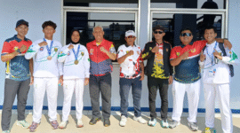 Teks Photo: Carissa Huwaidah Dan  Dirli Nugraha Sesat setelah Upacara Pengalungan Medali