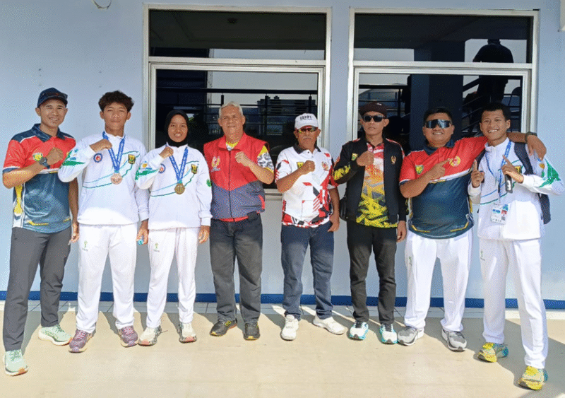 Teks Photo: Carissa Huwaidah Dan  Dirli Nugraha Sesat setelah Upacara Pengalungan Medali