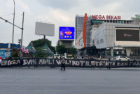 Photo: Massa Aksi Dekat Mall Mega Bekasi, Kota Bekasi 