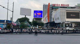 Photo: Massa Aksi Dekat Mall Mega Bekasi, Kota Bekasi 