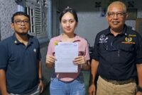 Photo: Sumia Nurjanah Bersama LBH TKR, Amir Mahmud (Kiri) dan Agus Budiono (Kanan)