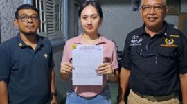 Photo: Sumia Nurjanah Bersama LBH TKR, Amir Mahmud (Kiri) dan Agus Budiono (Kanan)