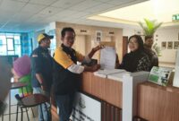 Photo: Ketua Umum LSM KOMPI, Ergat Bustomi Saat Menerima Bukti Laporan Dari Kejaksaan Negeri (Kejari) Kota Bekasi