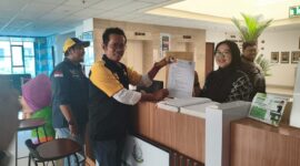 Photo: Ketua Umum LSM KOMPI, Ergat Bustomi Saat Menerima Bukti Laporan Dari Kejaksaan Negeri (Kejari) Kota Bekasi