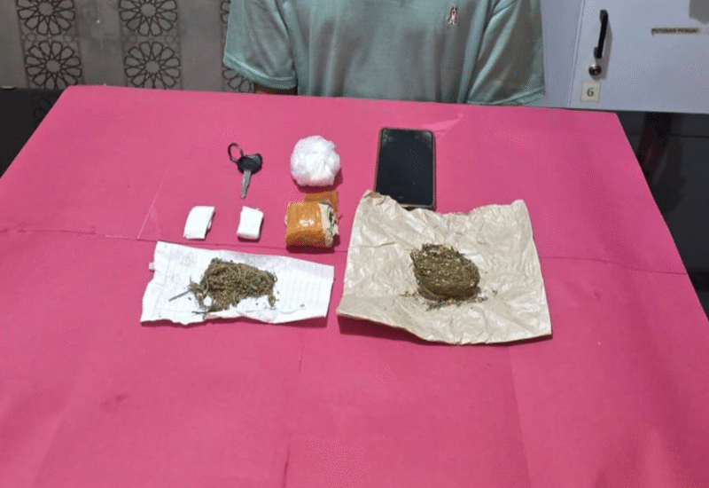 Teks Photo : Barang Bukti 68 Gram Daun Ganja Kering 