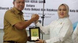 Photo: Walikota Bekasi, Tri Adhianto bersama Kejari Kota Bekasi, Dr. Sulvia Triana Hapsari, SH, M.Hum