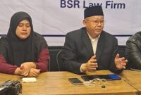 Photo: Bambang Sunaryo Bersama Istri, MR Saat Menggelar Konferensi Pers, Rabu (1/10/2025) 