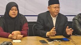 Photo: Bambang Sunaryo Bersama Istri, MR Saat Menggelar Konferensi Pers, Rabu (1/10/2025) 