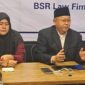 Photo: Bambang Sunaryo Bersama Istri, MR Saat Menggelar Konferensi Pers, Rabu (1/10/2025) 