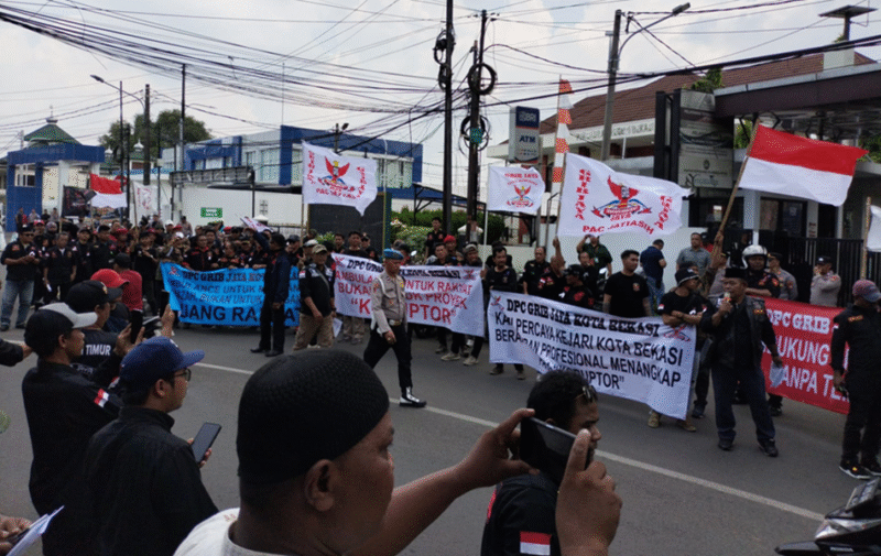 Photo: GRIB Jaya Saat Aksi Demi di Depan Kantor Kejaksaan Negeri Kota Bekasi