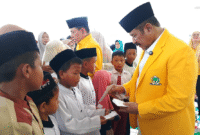 Photo: Ketua DPD Partai Golkar Kabupaten Bekasi, H. Ahmad Marzuki Lagi Memberikan Santunan Anak Yatim