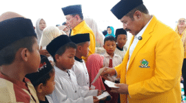 Photo: Ketua DPD Partai Golkar Kabupaten Bekasi, H. Ahmad Marzuki Lagi Memberikan Santunan Anak Yatim