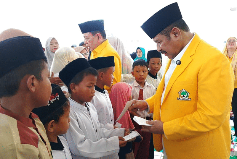 Photo: Ketua DPD Partai Golkar Kabupaten Bekasi, H. Ahmad Marzuki Lagi Memberikan Santunan Anak Yatim