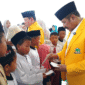 Photo: Ketua DPD Partai Golkar Kabupaten Bekasi, H. Ahmad Marzuki Lagi Memberikan Santunan Anak Yatim