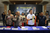 Photo: Kapolres Metro Bekasi, Kombes Pol. Mustofa Saat Konferensi Pers Penahanan Ade Efendi Zarkasih (AEZ)