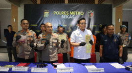 Photo: Kapolres Metro Bekasi, Kombes Pol. Mustofa Saat Konferensi Pers Penahanan Ade Efendi Zarkasih (AEZ)