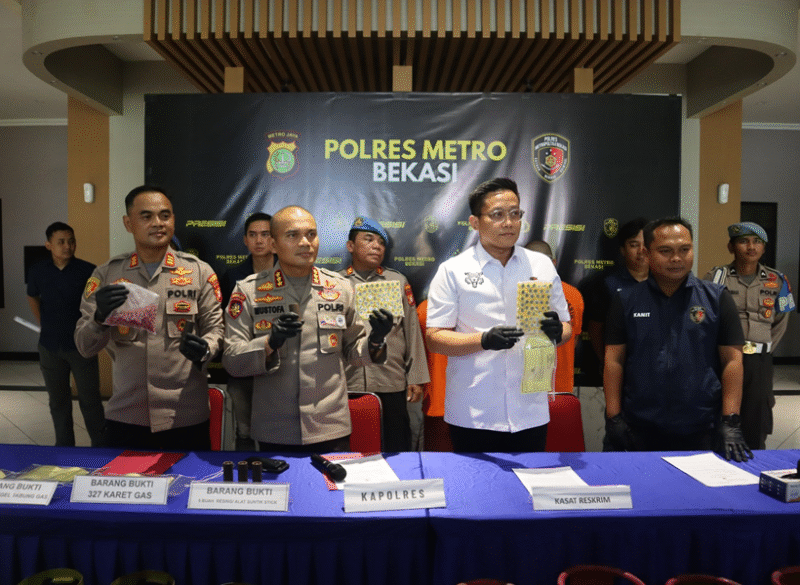 Photo: Kapolres Metro Bekasi, Kombes Pol. Mustofa Saat Konferensi Pers Penahanan Ade Efendi Zarkasih (AEZ)