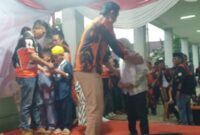 Teks Photo: Ketua MPC PP Kota Sukabumi, Melan Maulana Saat Berbagi Kebahagian Bersama Anak Yatim
