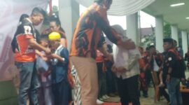 Teks Photo: Ketua MPC PP Kota Sukabumi, Melan Maulana Saat Berbagi Kebahagian Bersama Anak Yatim
