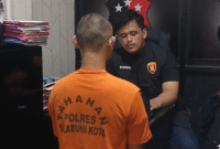 Teks Photo: Terduga Pelaku Saat Di Periksa Oleh Petugas Satreskrim Polres Sukabumi Kota