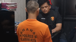 Teks Photo: Terduga Pelaku Saat Di Periksa Oleh Petugas Satreskrim Polres Sukabumi Kota