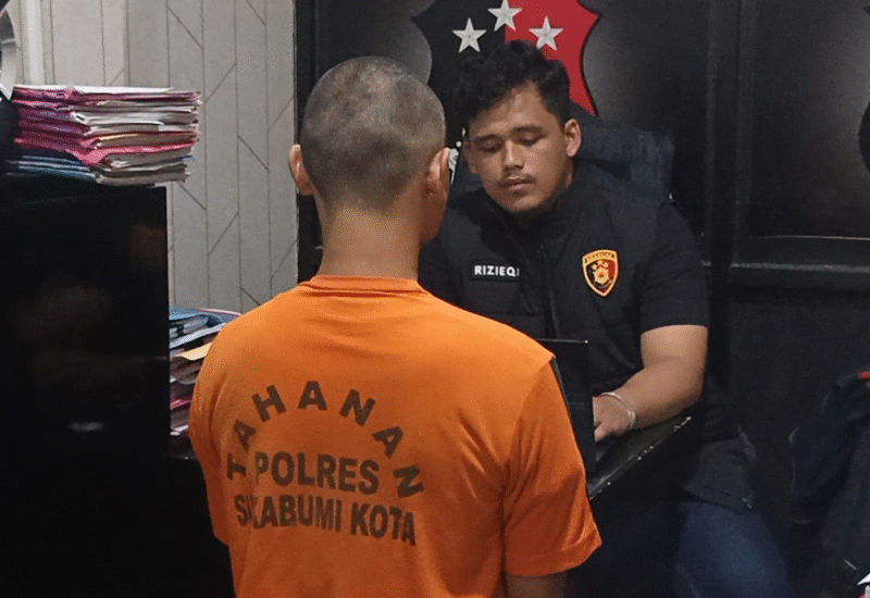 Teks Photo: Terduga Pelaku Saat Di Periksa Oleh Petugas Satreskrim Polres Sukabumi Kota