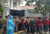 Teks Photo: Puluhan Mahasiswa Himakum Saat Mengelar Aksi Depan Gedung DPRD Kota Sukabumi

