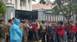 Teks Photo: Puluhan Mahasiswa Himakum Saat Mengelar Aksi Depan Gedung DPRD Kota Sukabumi


