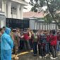 Teks Photo: Puluhan Mahasiswa Himakum Saat Mengelar Aksi Depan Gedung DPRD Kota Sukabumi

