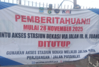 Photo: Spanduk Penutupan Akses Pintu Selatan Stasiun Bekasi